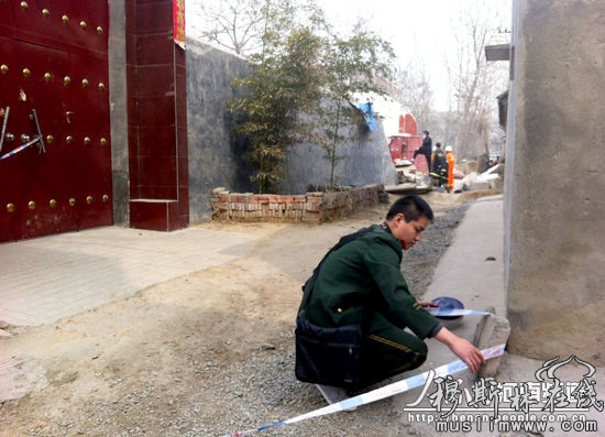 3月31日，河南省许昌县，一户村民家院子因土地塌陷造成房屋倒塌，村民王德欣在事故中失踪。