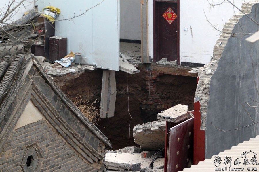 河南许昌两户农房塌陷入15米深坑