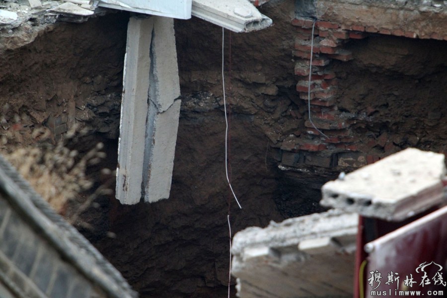 3月31日，河南省许昌县，一户村民家院子因土地塌陷造成房屋倒塌，村民王德欣在事故中失踪。