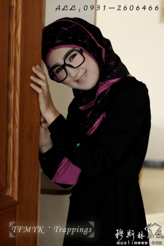 戴眼镜的穆斯林女孩