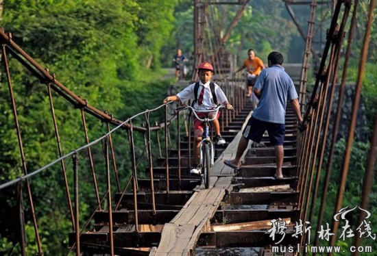 世界各地学生的危险上学路