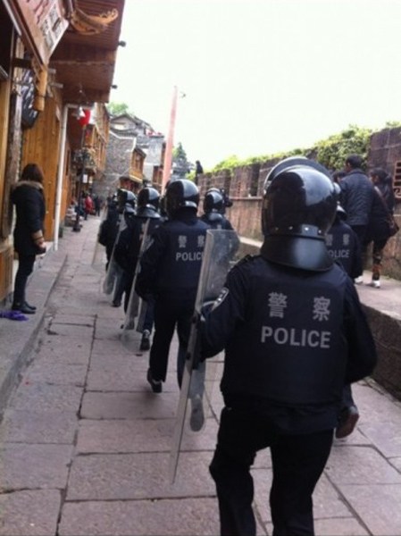 4月11日，凤凰古城，防暴警察向北门码头集结。
