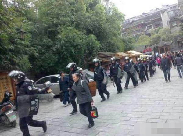 4月11日，凤凰古城，防暴警察向北门码头集结。