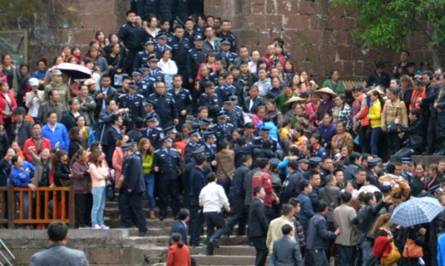 4月11日，凤凰古城，北门码头外聚集了大量的当地居民和商户。