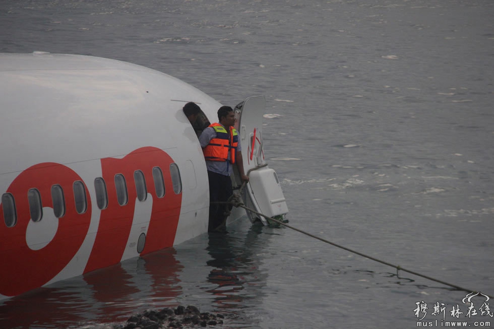 巴厘岛一飞机掉落海里 所有乘客成功逃生