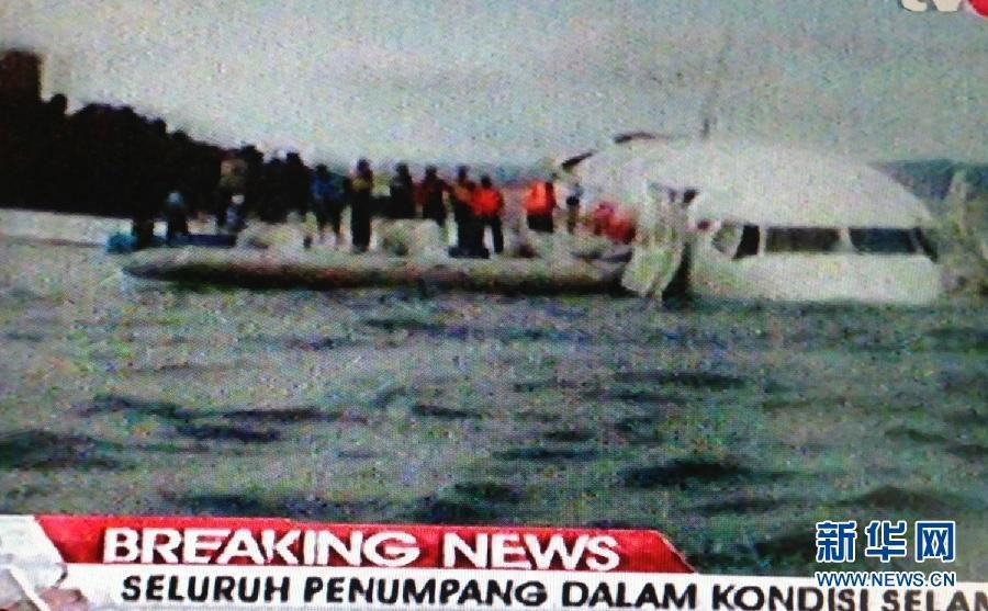 这张4月13日拍摄的视频截图显示，在印度尼西亚巴厘岛，一架飞机掉落海里。印度尼西亚狮子航空公司发言人13日表示，该公司当天在巴厘岛降落时冲出跑道入海的客机上所有乘客均成功逃生。 新华社发（维里摄）