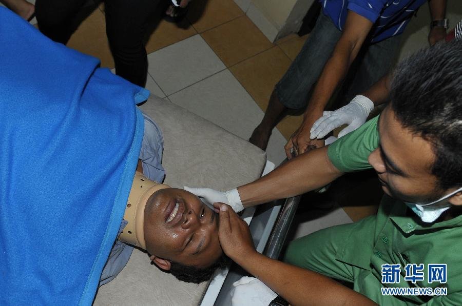 4月13日，在印度尼西亚登巴萨，一名伤者被送到医院接受治疗。一架载有101名乘客的客机13日下午在印度尼西亚巴厘岛冲出跑道入海，所幸所有乘客均被救出，无人死亡。 新华社发（普拉萨斯蒂摄）