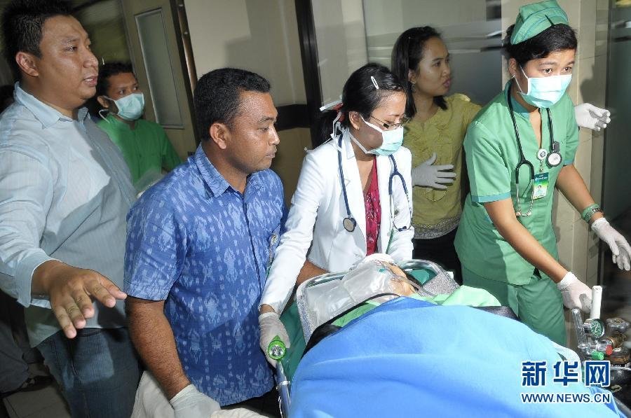 4月13日，在印度尼西亚登巴萨，一名伤者被送到医院接受治疗。一架载有101名乘客的客机13日下午在印度尼西亚巴厘岛冲出跑道入海，所幸所有乘客均被救出，无人死亡。 新华社发（普拉萨斯蒂摄）