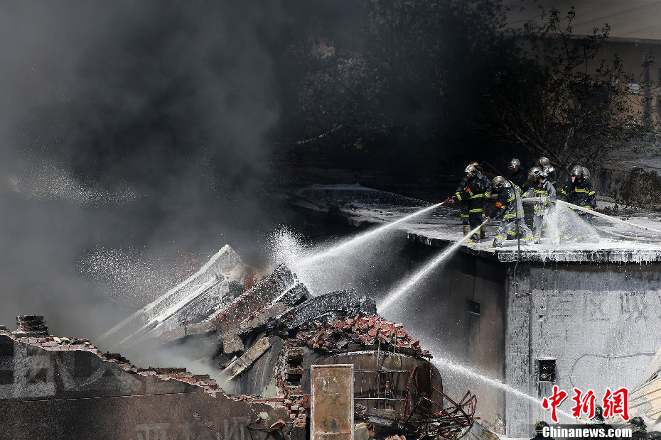 4月13日，武汉市东西湖区洋浦化工公司发生火灾，事故造成1人轻度烧伤，已及时送往医院救治。截至下午15时35分，现场火势已被扑灭。据初步了解，起火点为该企业的仓库。事故发生时，8名工作人员在现场进行转运作业，起火后立即撤离现场，其中1人轻度烧伤。中新社发 张畅 摄