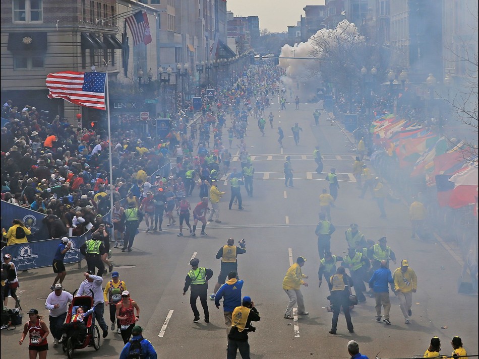 当地时间4月15日，美国波士顿马拉松比赛终点线附近发生至少两起爆炸，目前造成至少2人死亡，近百人受伤。美国情报部门对美联社表示，在爆炸现场又发现至少2个爆炸物，目前已被成功拆除。对于这起爆炸的性质，美国警方正在加紧调查中。