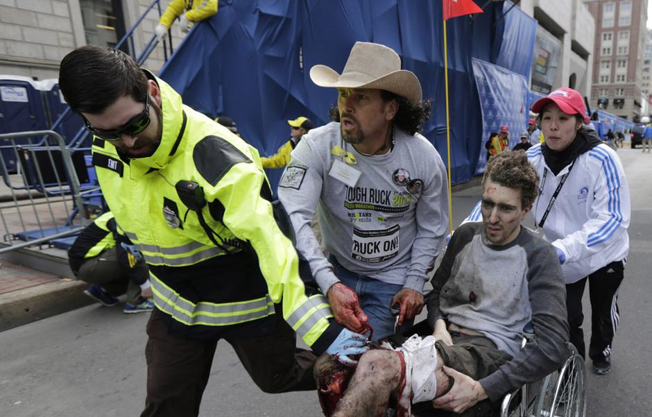 2013年4月15日，在美国波士顿，医务人员在发生爆炸的马拉松比赛终点线救治伤员。据悉，当地时间4月15日，美国波士顿马拉松比赛终点线附近发生至少两起爆炸，目前造成至少2人死亡，百余人受伤。爆炸大约发生于15日下午2点50分(北京时间16日凌晨2点50分)。警方声明说，爆炸目前造成2人死亡。另据爆炸所在地媒体《波士顿环球报》称，大约90人在波士顿的医院接受治疗。目前伤者的伤情暂时还不清楚。美联社等其他媒体目前称爆炸造成100多人受伤。