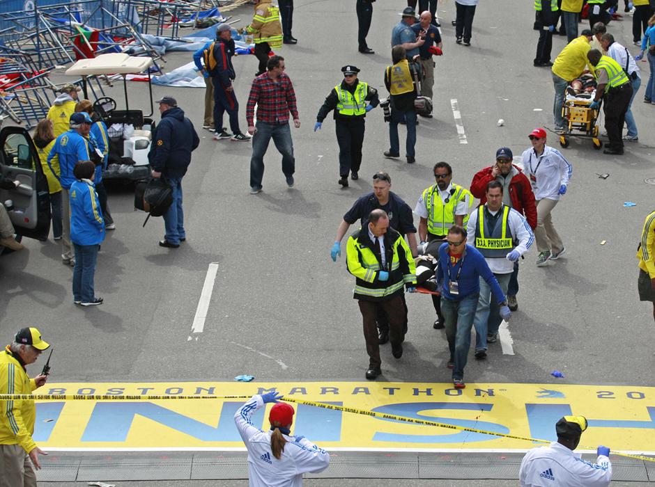 2013年4月15日，在美国波士顿，医务人员在发生爆炸的马拉松比赛终点线救治伤员。
