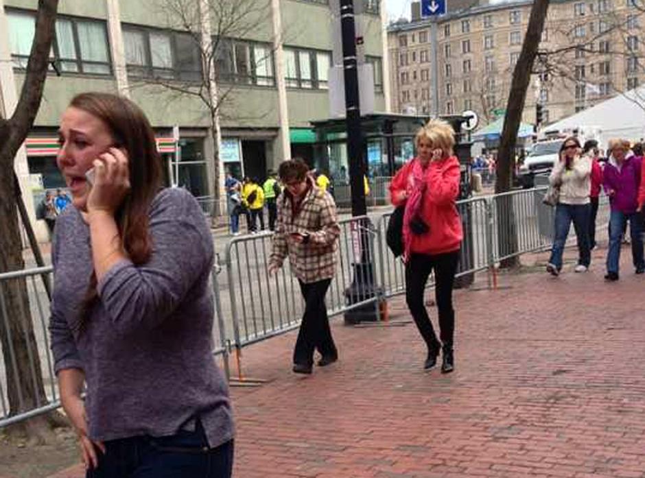 2013年4月15日，波士顿马拉松比赛发生爆炸后，人群正在疏散。