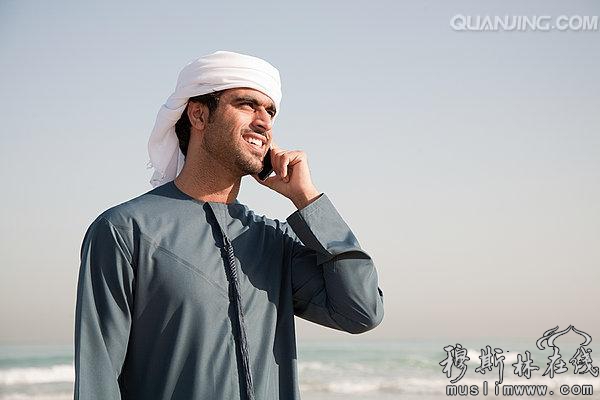 穿戴阿拉伯民族服饰使用现代通讯工具