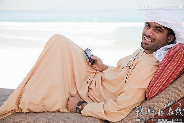 穿戴阿拉伯民族服饰使用现代通讯工具