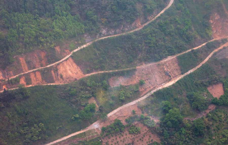 宝兴县在地震中损毁的盘山路。