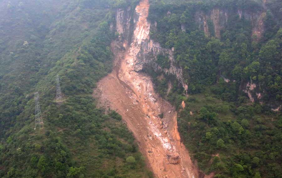 宝兴山体滑坡。