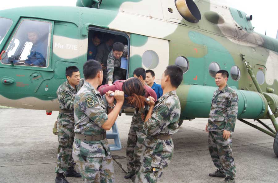 成都军区陆航某旅通过直升机将伤员转运至成都凤凰山机场.