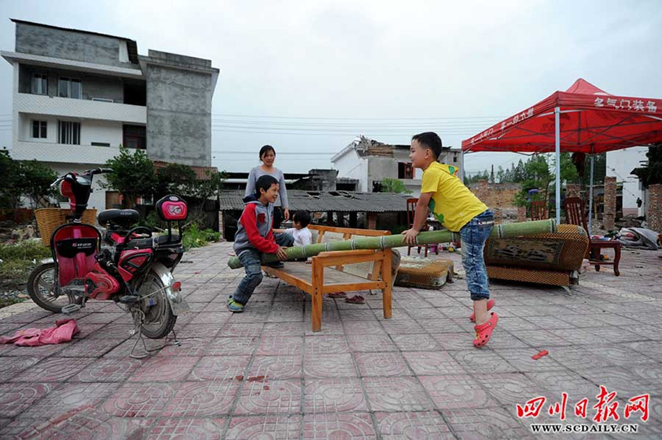两个孩子一边玩耍一边等待大人们搭建帐篷。四川日报记者 桑清 摄