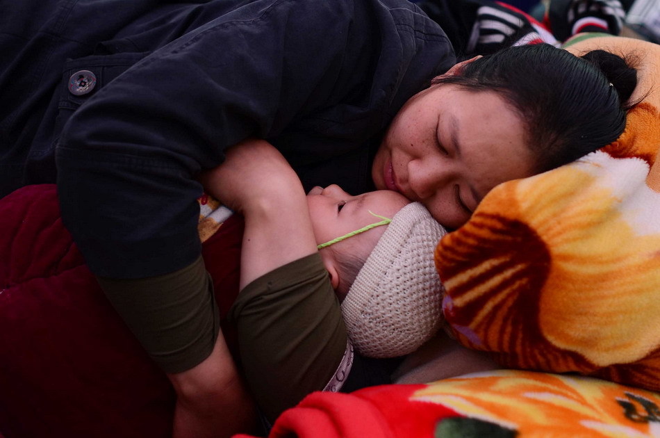 4月21日，芦山县太平乡安置点，一位母亲在熟睡时紧紧抱着孩子。新华社记者 江宏景 摄