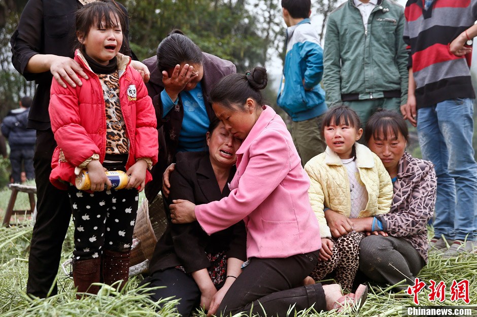 4月21日，四川雅安地震重灾区芦山龙门乡，一场为地震遇难者举行的葬礼正在举行，图为遇难者亲属们在葬礼上哭泣。中新社发 张浩 摄