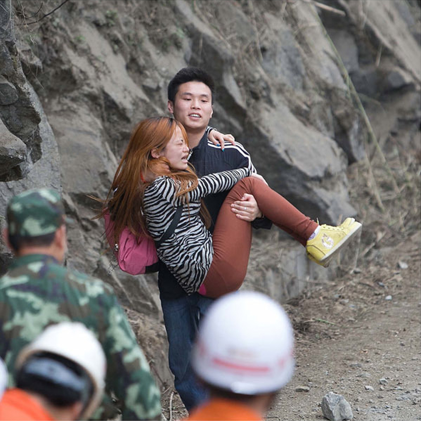 图为摄影师拍下男友救助突发意外的女友的全过程。 陈荣辉/摄