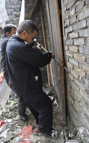 4月28日，江西南昌，有居民把鸡锁在房子里屋主就离开了，无奈之下城管能将门撬开。王祺/东方IC 