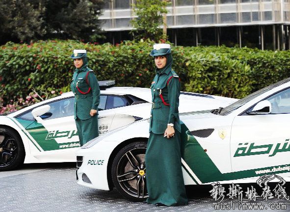 惊艳 ~ 开豪华警车（法拉利FF跑车) 的迪拜女警 !