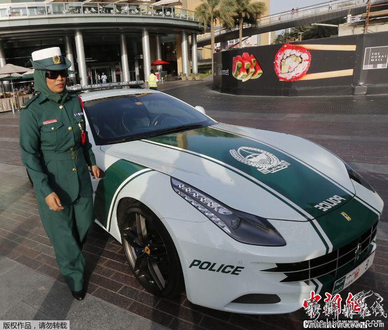 惊艳 ~ 开豪华警车（法拉利FF跑车) 的迪拜女警 !