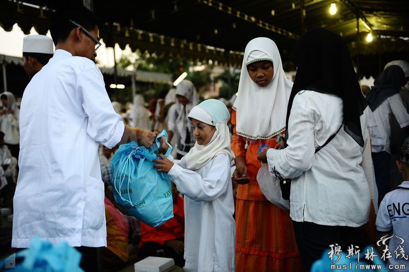 印尼500穆斯林孤儿在郑和清真寺开斋