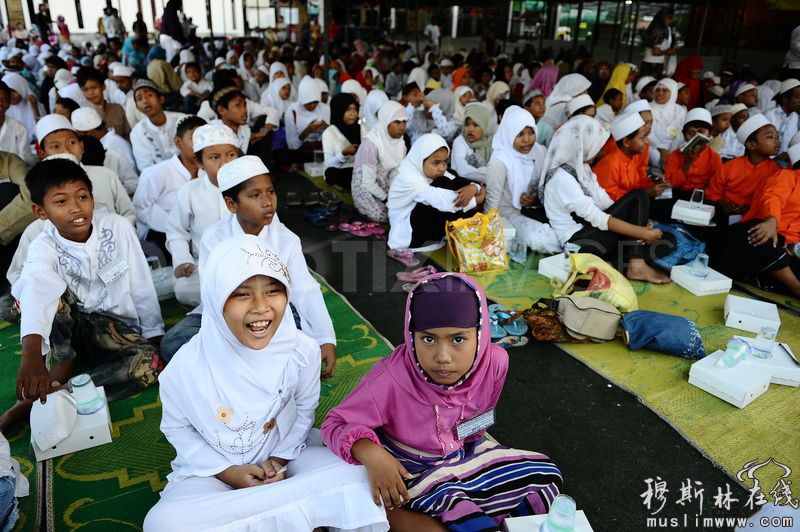 印尼500穆斯林孤儿在郑和清真寺开斋