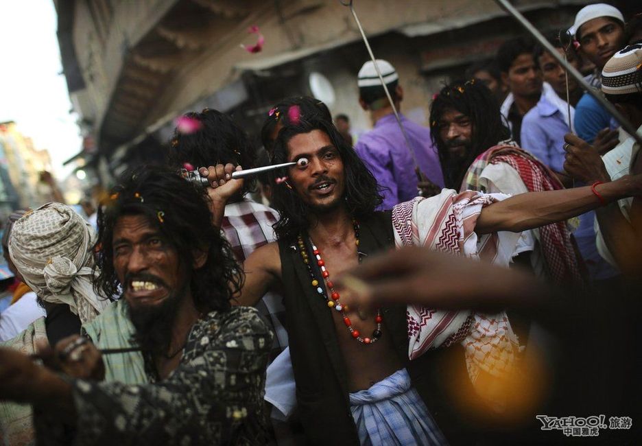 印度传统乌尔斯节 自戳眼珠 场面血腥恐怖