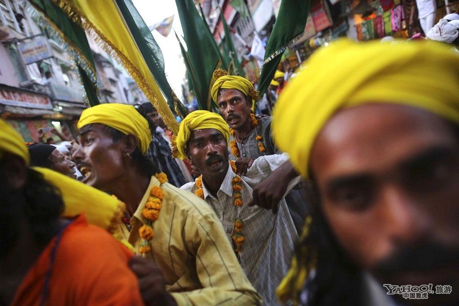 印度传统乌尔斯节 自戳眼珠 场面血腥恐怖