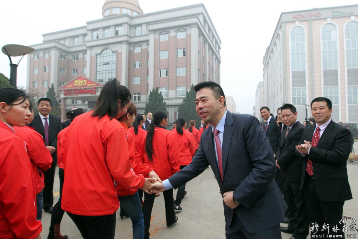 2012年2月18日上午8时许，浙江省永嘉县，浙江奥康集团园区，奥康董事长王振滔率领该公司全体高管列队站在了厂区门口，迎接每一位新春第一前来上班的奥康员工。 