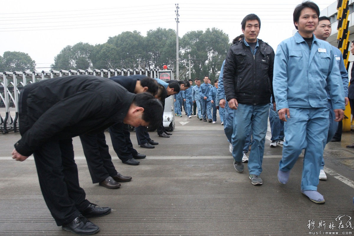 2013年2月25日，元宵节后的上班第一天，浙江台州一企业的高管们在厂区门口以列队鞠躬的方式欢迎员工返厂上班。 