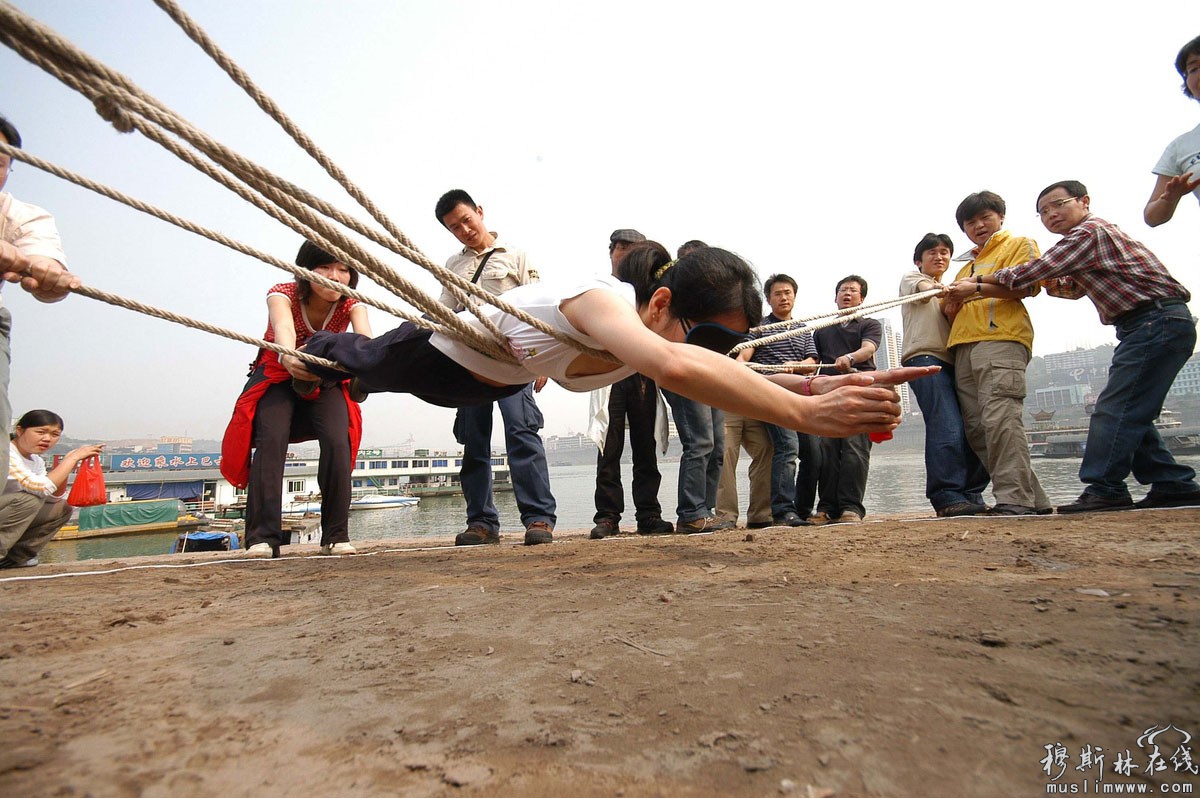 2007年4月16日，重庆某公司的一位女员工在玩“荆棘排雷”的游戏，从而提高企业员工之间的团结协作能力。 