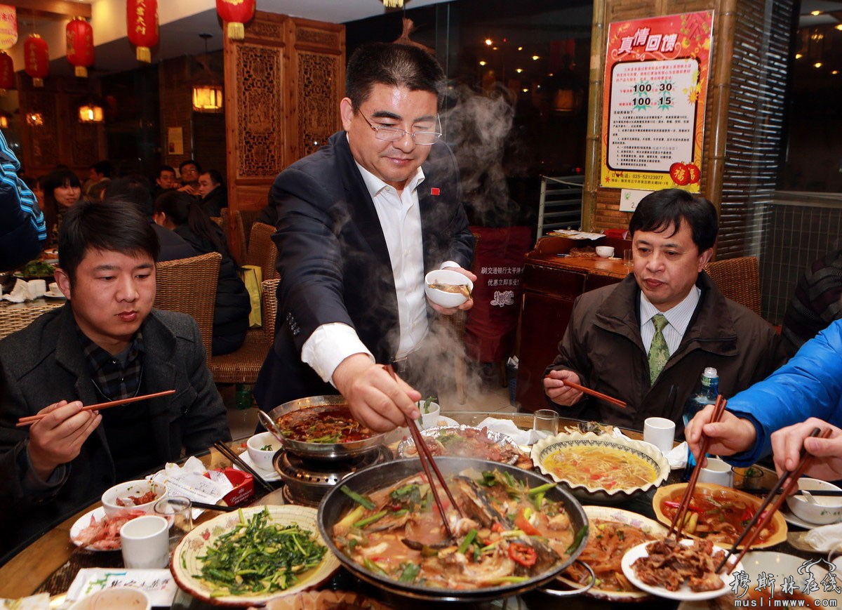 2013年1月25日晚，江苏黄埔再生资源利用有限公司董事长陈光标率领其公司40名员工来到南京街头一饭店吃剩饭、剩菜。 