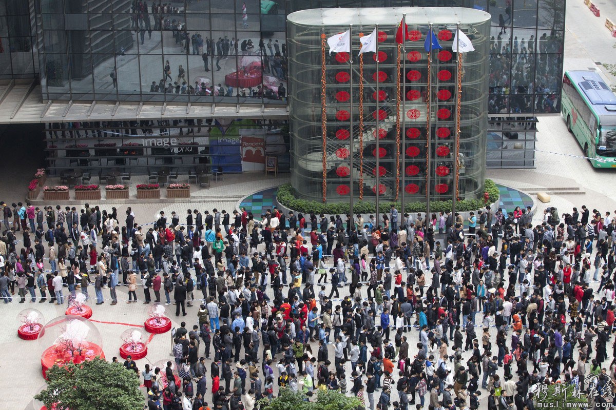 2013年2月17日，深圳腾讯大厦，腾讯员工在马化腾办公室外排队领利是。排队领红包的人从39楼一路排到1楼大厦外！据说有四五千人。 