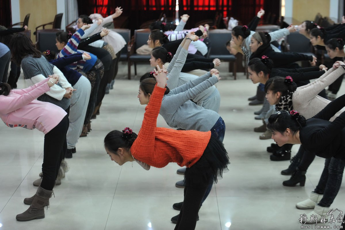 2011年12月24日，北京站备战春运，对新上岗的员工进行培训。进行形体柔软度培训。