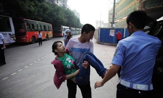 男生抱着昏迷女生出考场找警察。