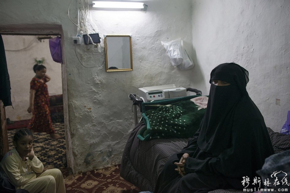 法蒂玛·哈萨齐（Fatima Hazazi）站在一堆药盒前，她每月都要服用药物治疗肾病。尽管沙特十分富裕，但首都利雅得的贫困问题依然很严峻。