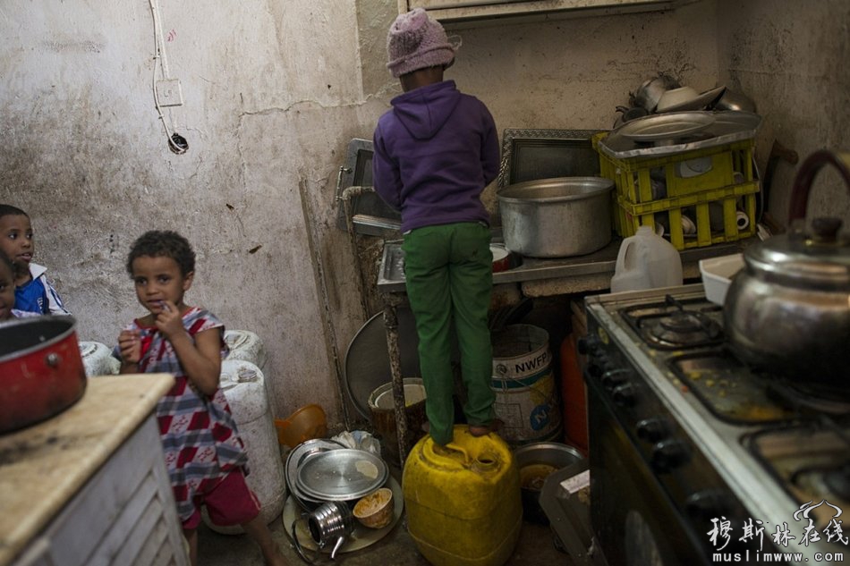 沙特儿童在家中洗碗。