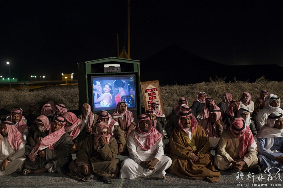 在沙漠营地，沙特人民请求亿万富豪阿尔瓦利德·本·塔拉尔（al Waleed bin Talal）王子给予他们帮助。
