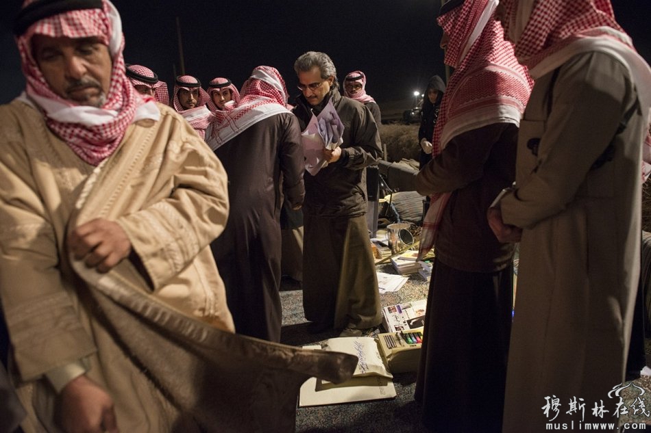 　阿尔瓦利德·本·塔拉尔王子在沙漠营地问候沙特民众，并接受他们的请求。