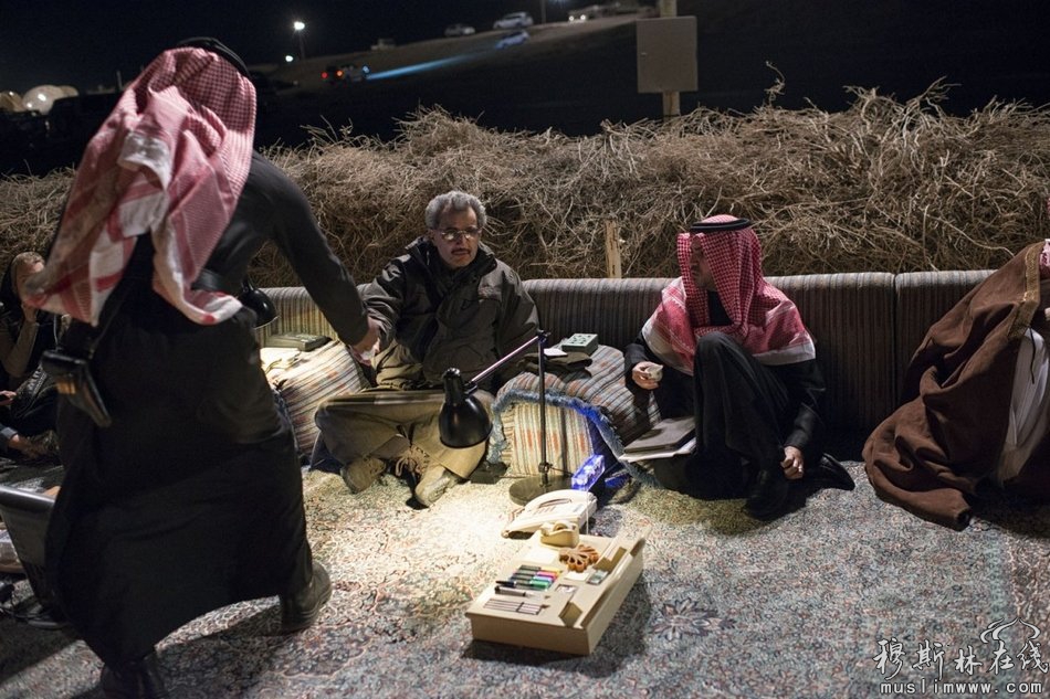 　阿尔瓦利德·本·塔拉尔王子在沙漠营地问候沙特民众，并接受他们的请求。