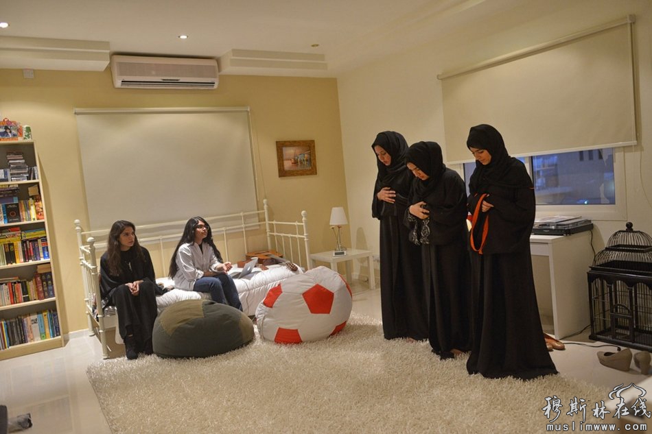 年轻的沙特女子出去吃晚饭前在朋友家做祈祷。沙特的失业和贫困问题日益严峻，许多受过良好教育的沙特人无法找到与其学历相称的工作。尽管沙特为女性提供了更多的就业机会，但仍有些工作岗位对女性有限制。