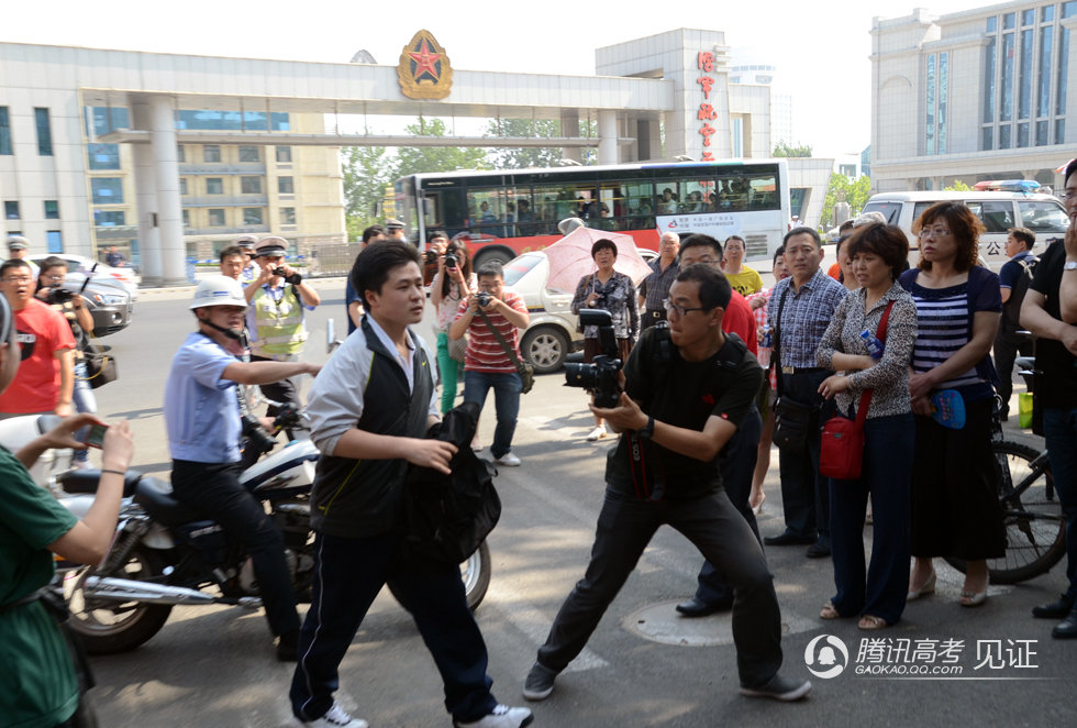 2013高考见证 烟台一中霸气迟到帝