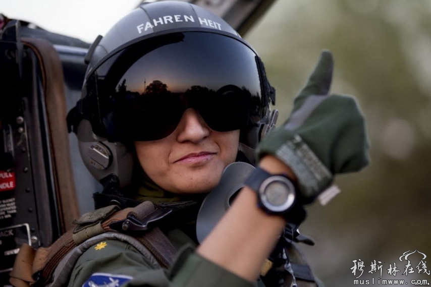 巴基斯坦的空军待遇好﹐名声好﹐女飞行员给人以神奇的感觉﹐回到家中受到热烈欢迎。