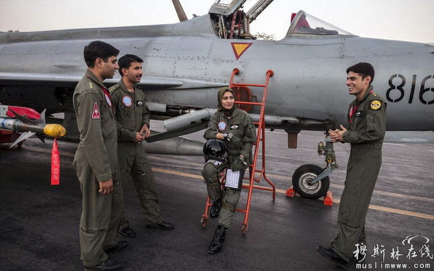 巴基斯坦的空军(PAF) 第一批女学员毕业了，总共七名。这是一组她们驾驶着歼-7升空以及日常生活的照片。在一片男人的天下中，女飞们将面临怎样的挑战？