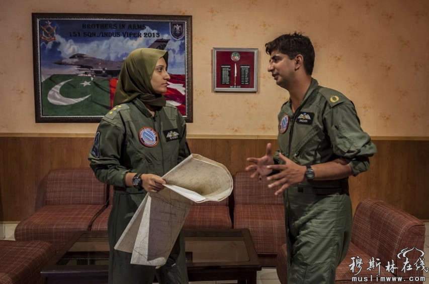 巴基斯坦的空军(PAF) 第一批女学员毕业了，总共七名。这是一组她们驾驶着歼-7升空以及日常生活的照片。在一片男人的天下中，女飞们将面临怎样的挑战？